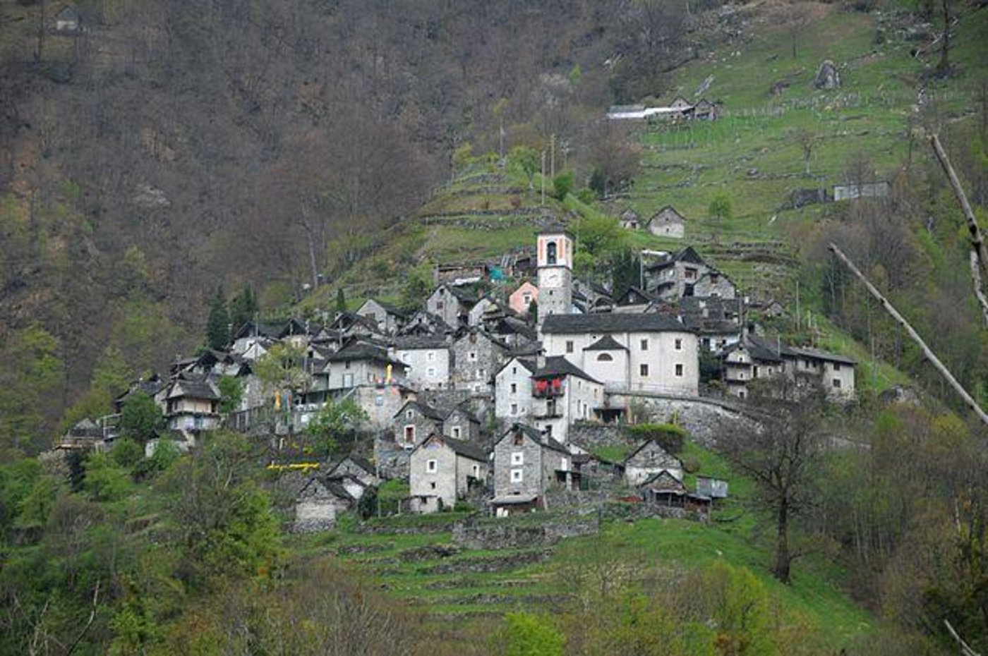 Nur noch 12 Menschen leben in Corippo. Um die Ortschaft vom Aussterben zu bewahren, wird Corippo nun zum Hoteldorf. (Bild Wikimedia)
