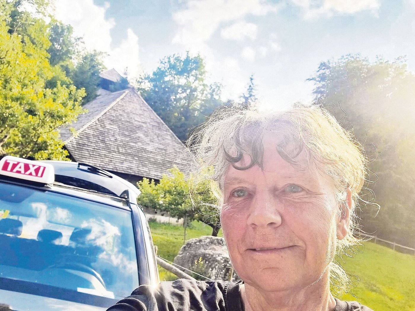 Im Landschaftstheater Ballenberg spielt die Bergbäuerin eine Taxichauffeuse für Hauptdarsteller Beat Schlatter. 