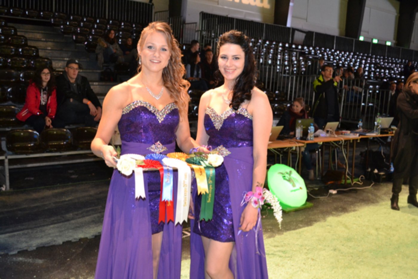 Die Ehrendamen Severine Germain (links) und Stefanie Schafer sind bereit den Holstein- Siegertieren die Schleifen zu überreichen. (Bild Peter Fankhauser)