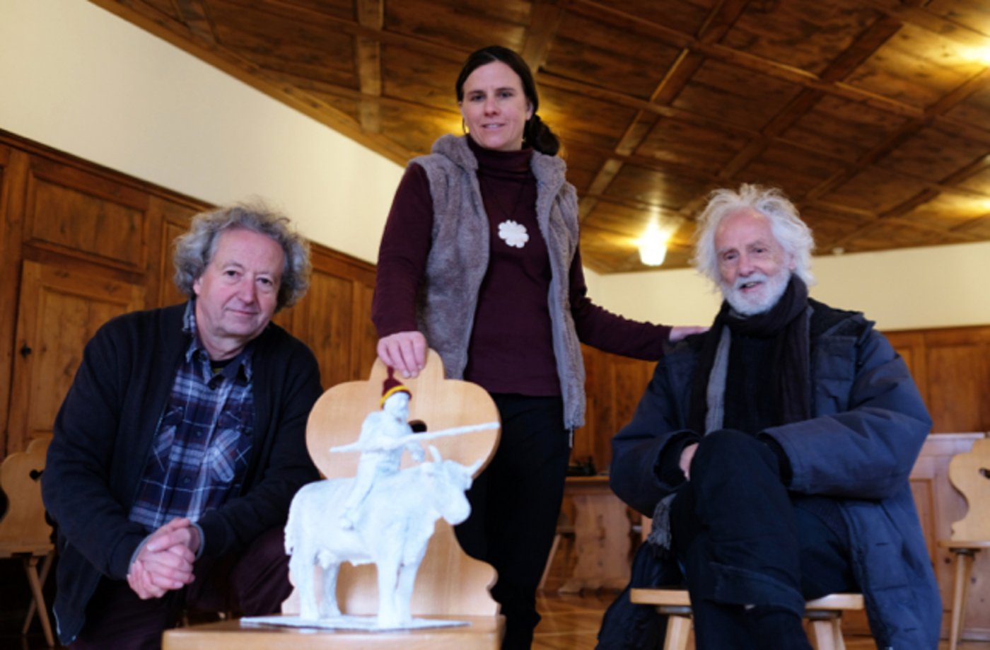 Sie stehen hinter einer der originellen Kunstauktion: Wendelin Gisler (von links), Priska Welti und Alfons Bürgler. Das Werk im Vordergrund zeigt einen kämpferischen Armin Capaul auf einer Hornkuh.(Bild Roger Bürgler)