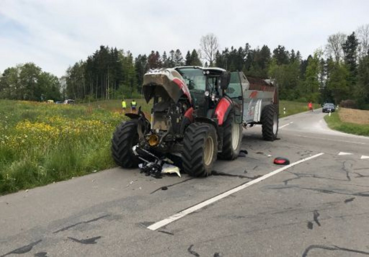 Der Unfall in Gossau ZH, der sich zwischen einem Motorrad und einem Traktor ereignete, endete tödlich. (Bild Kantonspolizei ZH)