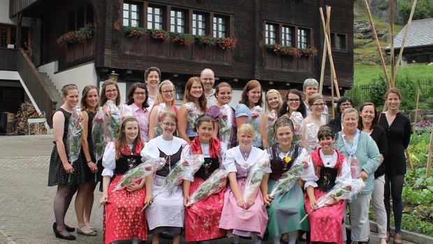 Die Abschlussklasse 2017 der Bäuerinnenschule Gurtnellen mit Lehrerinnen und Schulleitung. (Bild Robert Kuster)