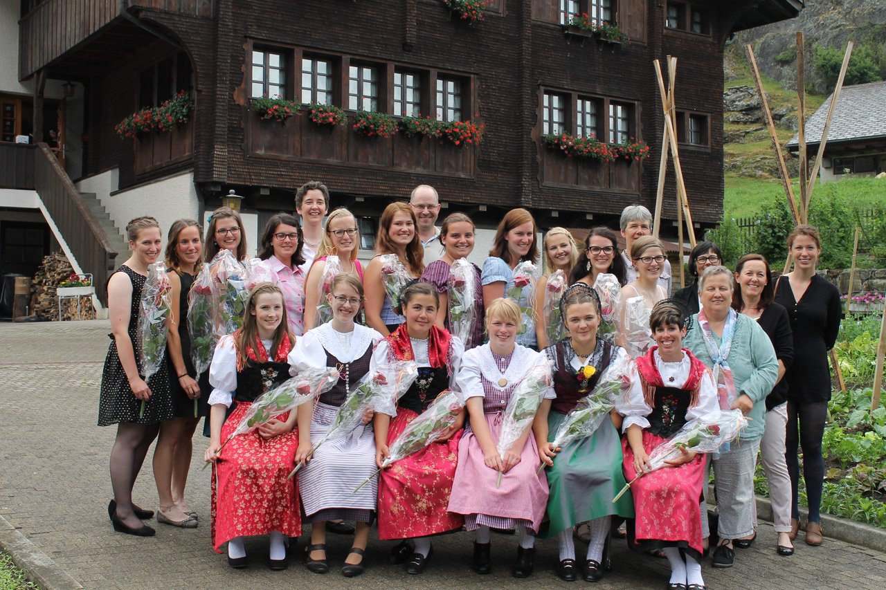 Die Abschlussklasse 2017 der Bäuerinnenschule Gurtnellen mit Lehrerinnen und Schulleitung. (Bild Robert Kuster)