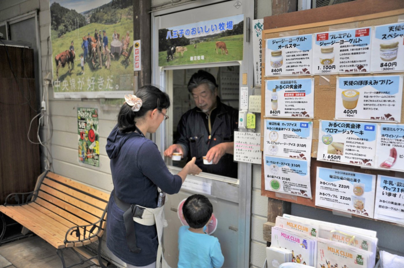 Konsumentinnen kommen direkt zu Isonumas Hof, um frische Lokalprodukte zu kaufen.
