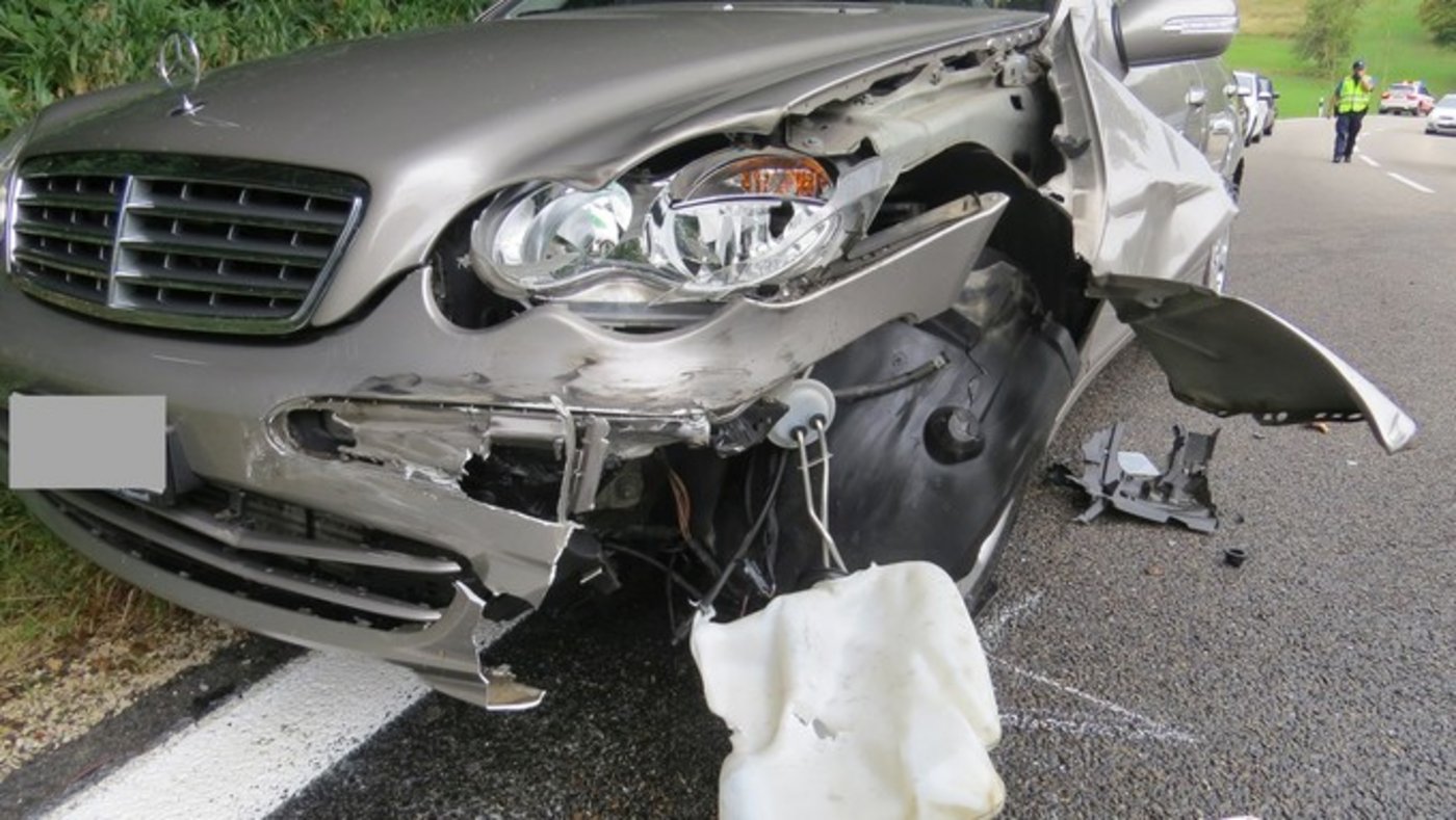 Der Mercedes wurde übel zugerichtet. 