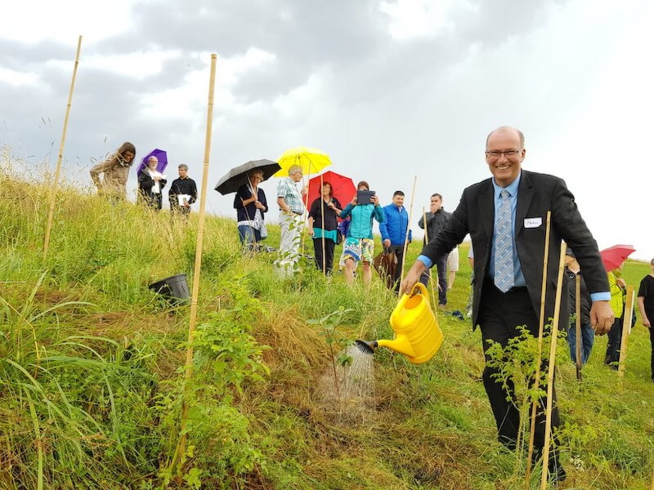 SBV-Präsident Markus Ritter beim bewässern der frisch gepflanzten . 