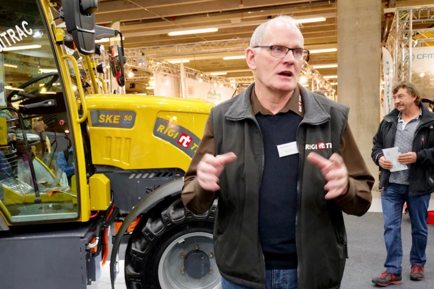Sepp Knüsel präsentiert den ersten batterie-elektrischen Rigitrac SKE 50 Electric. (Bild Jürg Vollmer)