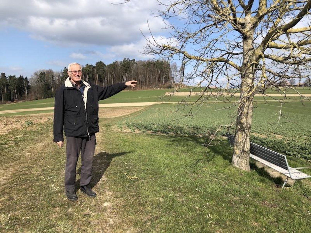 Peter Röthlisberger steht etwas oberhalb seines Hofs und zeigt, wo ursprünglich die Grenzen durchgingen. (Bilder Esther Thalmann/Videos Agridea)