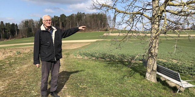 Peter Röthlisberger steht etwas oberhalb seines Hofs und zeigt, wo ursprünglich die Grenzen durchgingen. (Bilder Esther Thalmann/Videos Agridea)