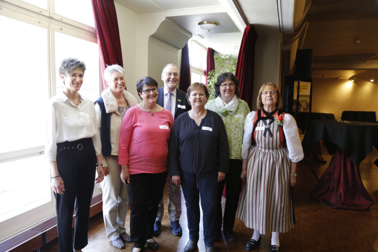 Die Preisträgerinnen umrunden Francis Egger, Präsident der Agrisano Stiftung: Beatrix Tschannen, Gaby Berger, Helene Gurtner, Vreni Maurer, Brigitte Linder, Ursula Moser (v.l.n.r.). (Bild lid/mg)