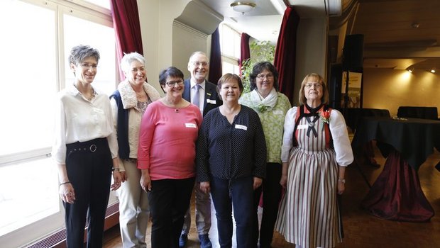 Die Preisträgerinnen umrunden Francis Egger, Präsident der Agrisano Stiftung: Beatrix Tschannen, Gaby Berger, Helene Gurtner, Vreni Maurer, Brigitte Linder, Ursula Moser (v.l.n.r.). (Bild lid/mg)