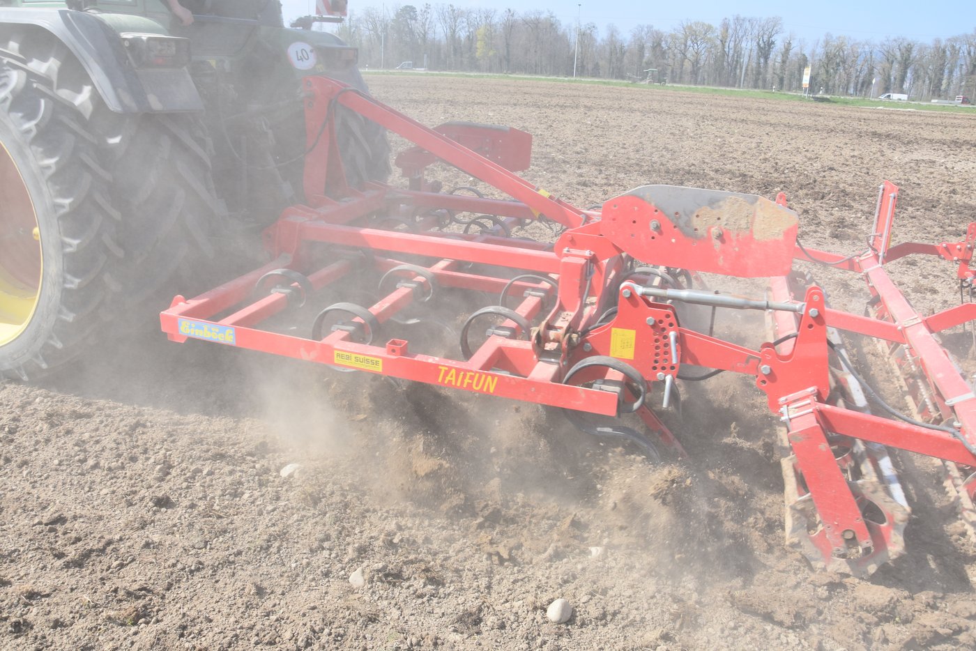 Nachdem das abgeschnittene Pflanzenmaterial unter der Sonne vertrocknet und abgestorben ist, wird der Boden mit dem Grubber bearbeitet. Dabei wird das tote Pflanzenmaterial mit dem Boden oberflächlich vermischt. (Bild Katrin Erfurt)