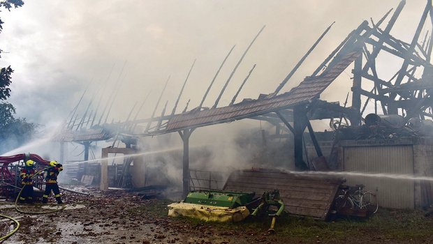 Wenn es in der Landwirtschaft brennt, sind die Schäden meistens gross: Scheunenbrand in Ballwil am 17. Juni. (Bild Luzerner Polizei)