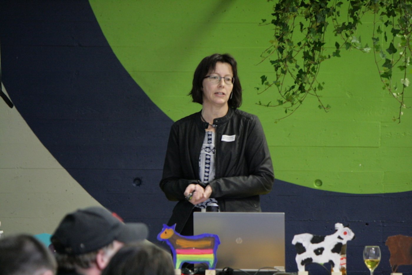 Geschäftsführerin Ursula Herren präsentiert den Jahresbericht.