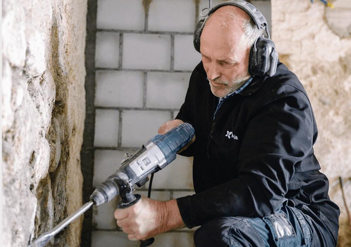 Christian Kämpf hat noch viel Arbeit, bis sein Traum, die Käserei, fertig ist.   (Bild zVg Schweizer Berghilfe, Max Hugelshofer)