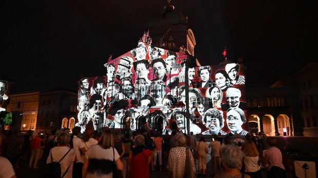 Berner Landfrauen ehren Pionierinnen des Frauenstimm- und Wahlrechts Zahlreiche Frauen brauchten viel Courage, Mut und Durchhaltewillen bis das Frauenstimmrecht endlich eingeführt wurde. (Bilder BauZ/Andrea Wyss)