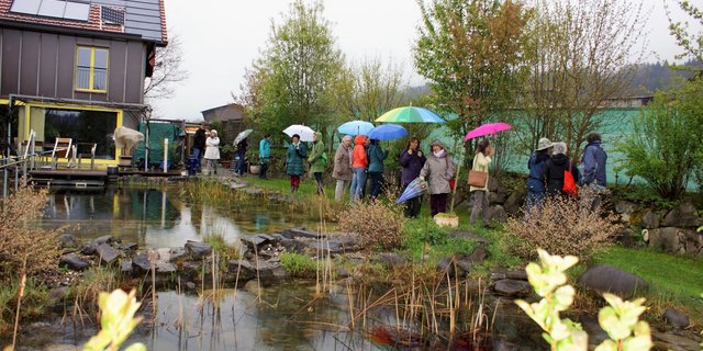 Die beeindruckende Gestaltung und Artenvielfalt des naturnahen Garten der Familie Schwery weckt das Interesse. (Bild Sandra Steffen)
