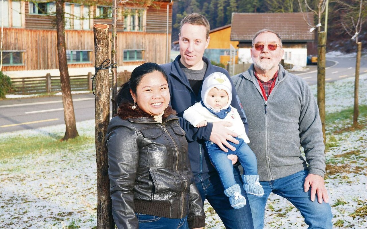 Hans Häfelfinger (rechts) aus Diegten im Baselbiet ist seit Beginn der Biolandbau-Bewegung mit Überzeugung dabei. Dass nun Sohn Niklaus mit seiner Frau April und Söhnchen Fabian den Hof ebenfalls biologisch weiterführt, erfüllt den überzeugten Biolandwirt mit grosser Genugtuung und Freude. 