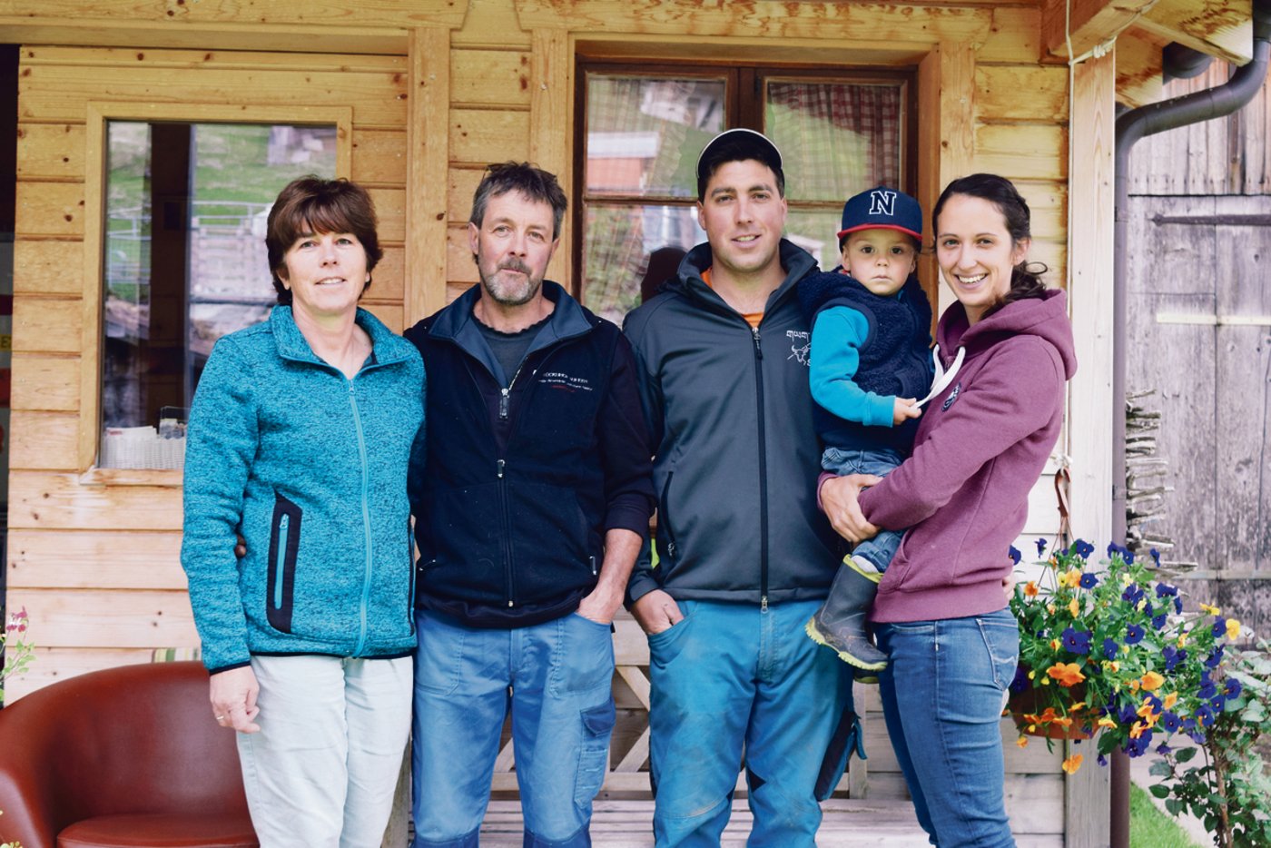 Rosmarie und Hans Heinz werden den Betrieb nächstes Jahr an Sohn Urs und dessen Frau Tamara, hier mit Lian, übergeben. Auf dem Bild fehlen Sarina und Fynn. 