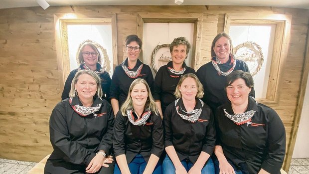 Der komplette Vorsta Der komplette Vorstand der Landfrauen Obwalden mit den Co-Präsidentinnen Fränzi Gasser (unten links) und Petra Rohrer (oben rechts).