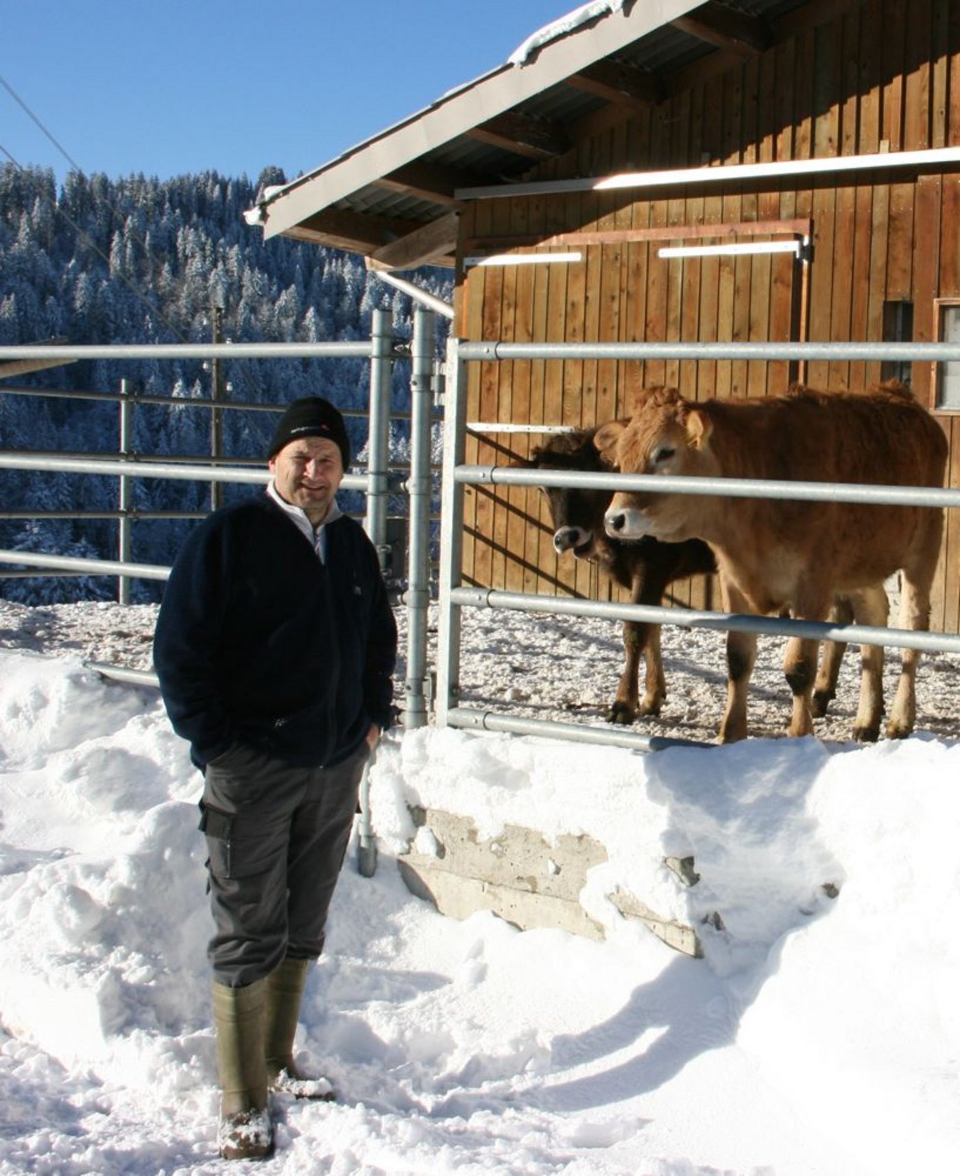 Peter Fankhauser vor dem 2006 neu gebauten Laufstall für 40 Kühe. Vor einem Jahr wurde die Milchproduktion aufgegeben. (Bild Anton Haas)