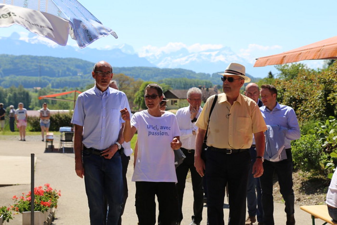 Bundesrat Guy Parmelin (im gelben Hemd) mit SBV-Direktor Jacques Bourgeois (ganz links).