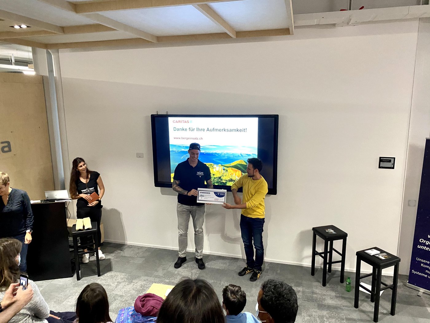 Philippe Maurer übergibt den Spendenscheck an Caritas. (Bild Mountain4Life)