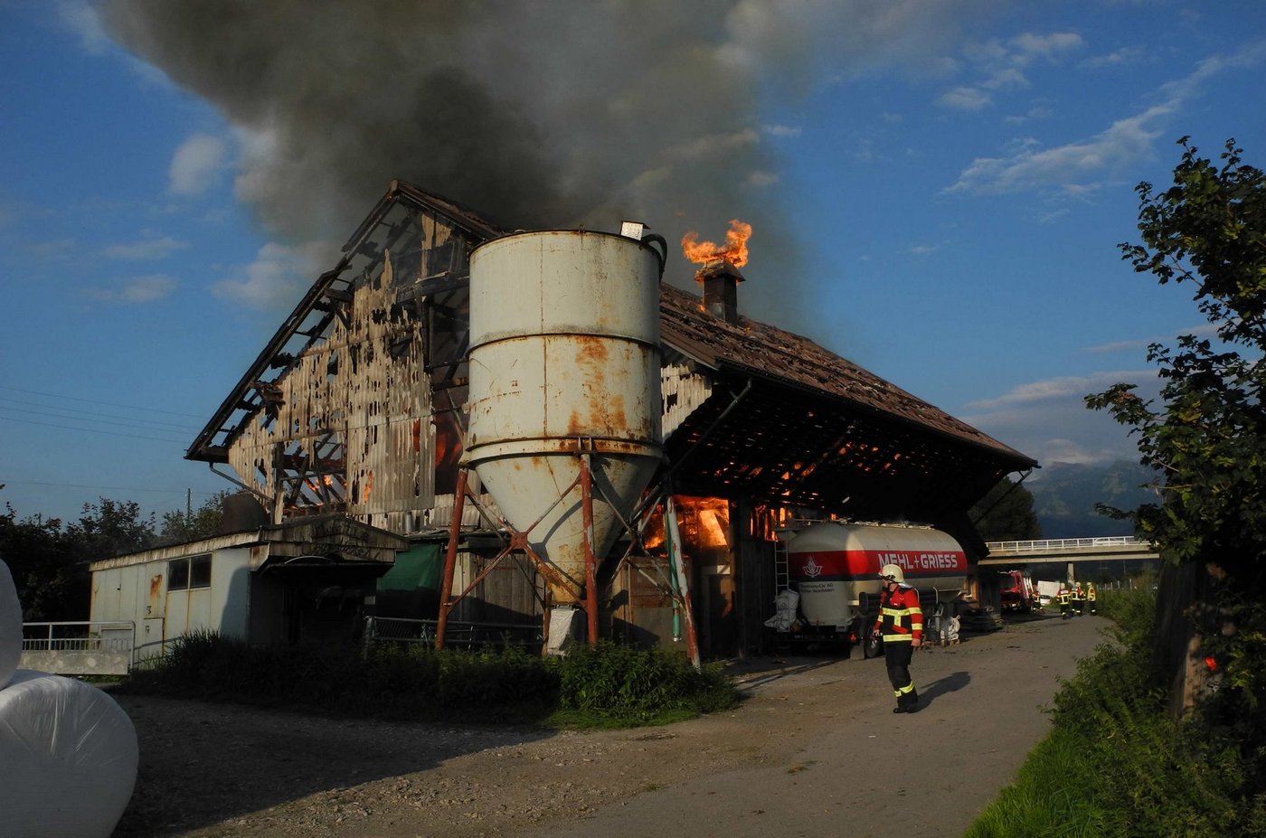 Der Stall brannte aus. Aufgrund der akuten Einsturzgefahr musste die nahe Autobahn A3 Richtung Zürich zeitweise gesperrt werden. (Bild: Kapo SZ)