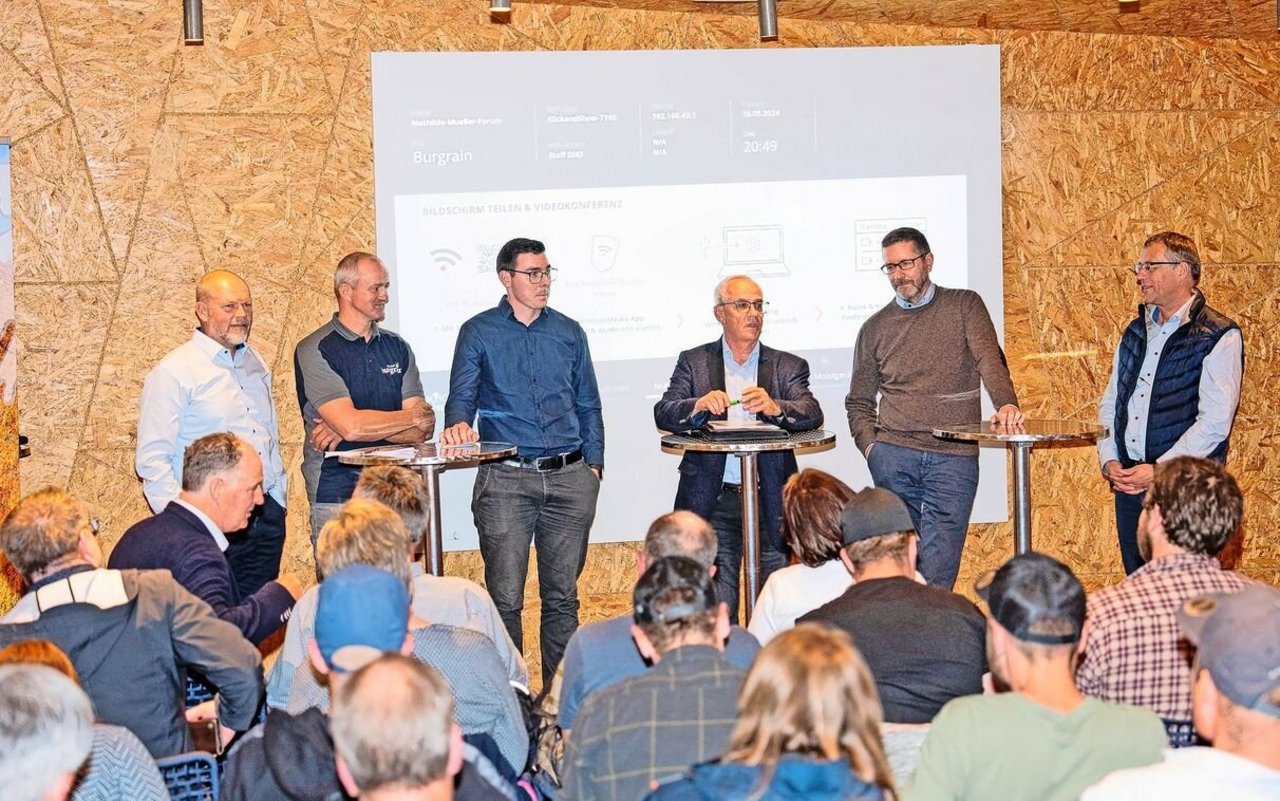 Die Podiumsteilnehmer (v. l.): Remo Petermann, BBZN Schüpfheim; Andreas Nussbaumer, Landwirt Burgrain; Raphael Heini, LBV; Moderator Josef Scherer, BauernZeitung; Thomas Meyer, Lawa, und Pirmin Furrer, Geschäftsführer ZMP. 
