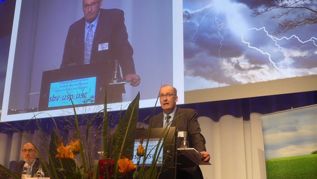 "Das Finden von politischen Mehrheiten für die Bauernfamilien wird anspruchsvoller" An Blitz und Donner wird es auch in den kommenden Auseinandersetzungen im Parlament nicht mangeln: Markus Ritter an einer DV des SBV. (Bild akr)