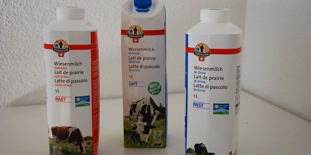 Gute Nachricht für die Migros-Wiesenmilchproduzenten. Rückwirkend ab Februar erhalten die Produzenten weitere 5 Rp. als Starthilfe. (Bild Archiv)
