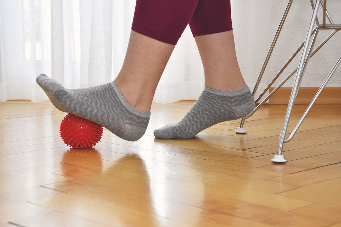 Wirkt wie eine Fussmassage: Dreimal täglich die Fusssohlen mit leichtem Druck ein bis zwei Minuten lang über einen Noppen- oder Igelball rollen. (Foto: Cornelia von Däniken)