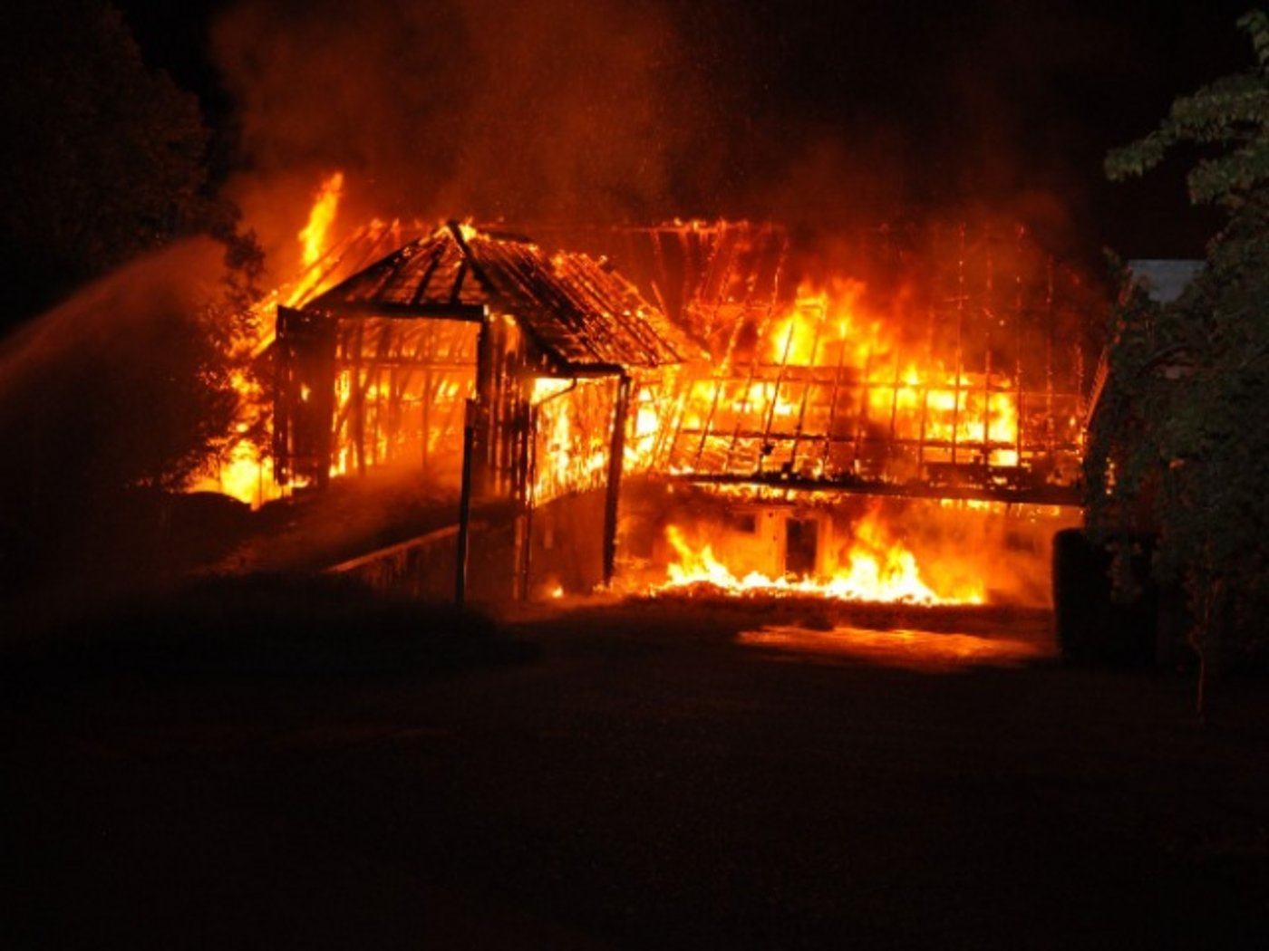 Das Haus diente als Lager für verschiedene Gegenstände von Golf Limpachtal. (Bild Kapo Solothurn)