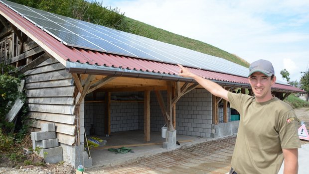 Joel Wapf hat im März im Zusammenhang mit der Dachsanierung der Remise gleich eine Photovoltaikanlage montiert. Den Strom braucht er selber. (Bild Josef Scherer)