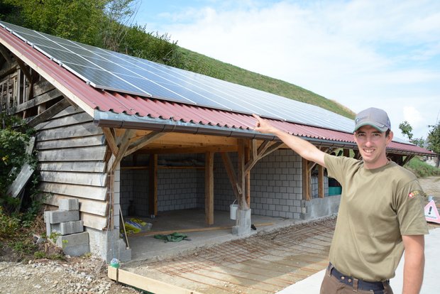 Joel Wapf hat im März im Zusammenhang mit der Dachsanierung der Remise gleich eine Photovoltaikanlage montiert. Den Strom braucht er selber. (Bild Josef Scherer)