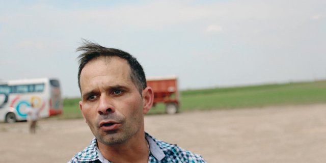 «Weil ich das Fleisch der Rinder vermarkte, gewinne ich 200 Dollar pro Tier.»Amilca Oberto, Rindermäster mit einem Feedlot (Fressplatz), Metzger und Fleischverkäufer in Careana, Argentinien.
