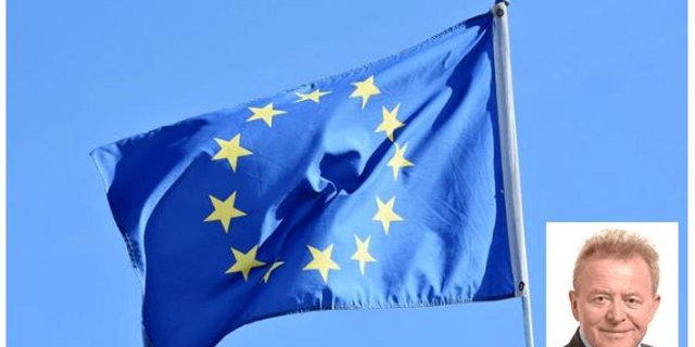 Gegen den polnischen Juristen läuft eine Untersuchung wegen einer fehlerhaften Spesenabrechnung in fünfstelliger Höhe. (Bild EU-Parlament / Montage jsc)