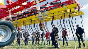 Vorführung von moder Vorführung von modernen Präzisions-Striegelgeräten im Einsatz in Winterweizen bei der Chamau.