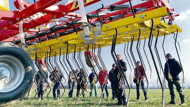 Vorführung von moder Vorführung von modernen Präzisions-Striegelgeräten im Einsatz in Winterweizen bei der Chamau.