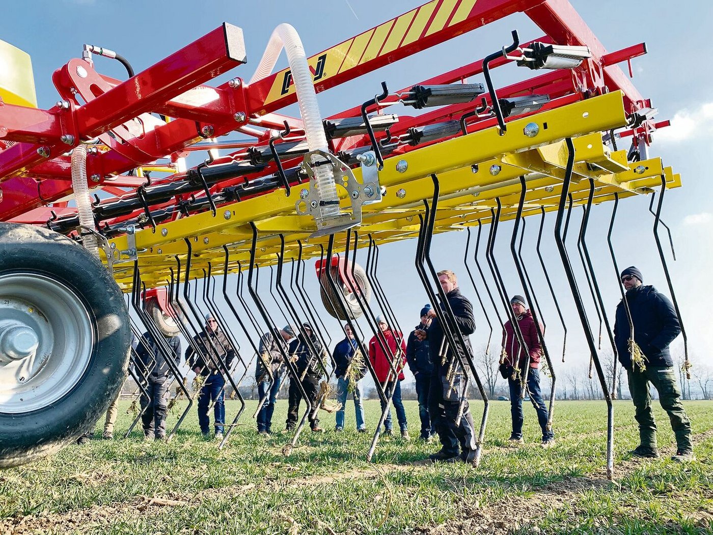 Vorführung von modernen Präzisions-Striegelgeräten im Einsatz in Winterweizen bei der Chamau.   
