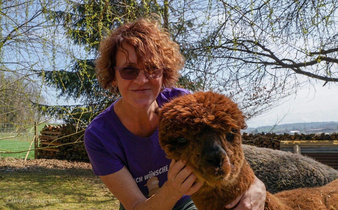 Monika Büchel wurde von Anfang an von der ruhigen Art der Alpakas in den Bann gezogen. Die Verarbeitung der Wolle entwickelte sich als fester Betriebszweig fast von selbst. (Bild zVg)