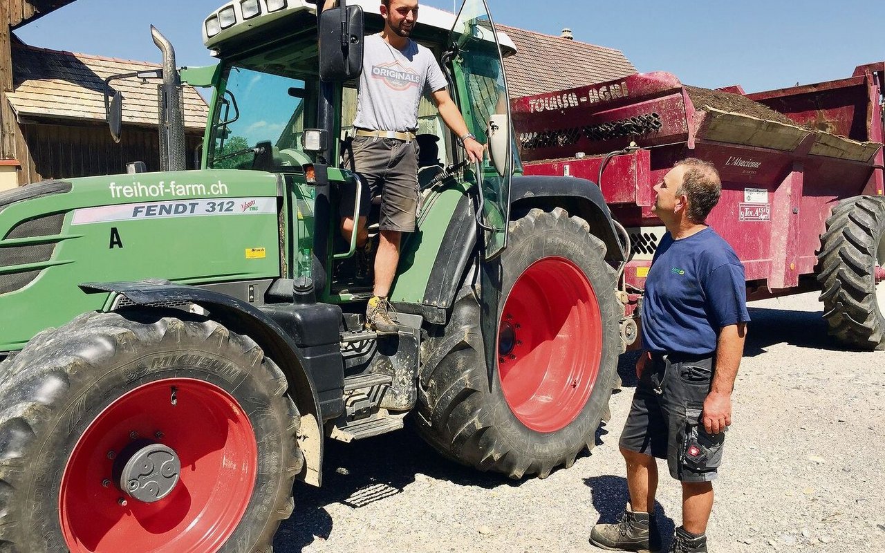 Sohn Niklas (l.) macht sich auf den Weg und liefert Kompost aus. Den Betriebszweig hat Ueli Küng mit zwei Kollegen aufgebaut.