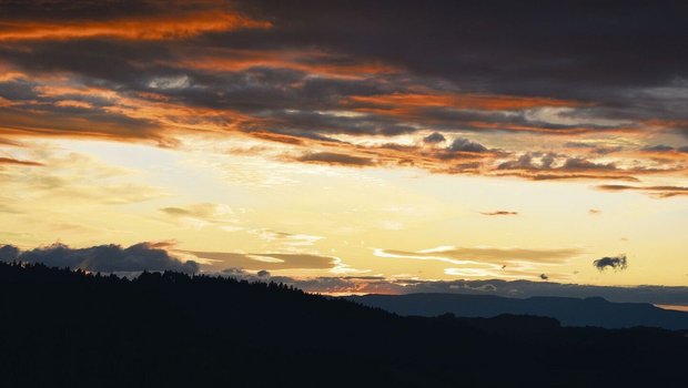 Durch die Wolken scheint manchmal die Sonne – und wenn nicht, weiss man zumindest, dass sie dahinter ist. Auch in schwierigen Zeiten geht es meist irgendwie weiter, aber es ist einfacher, wenn man Unterstützung hat. 