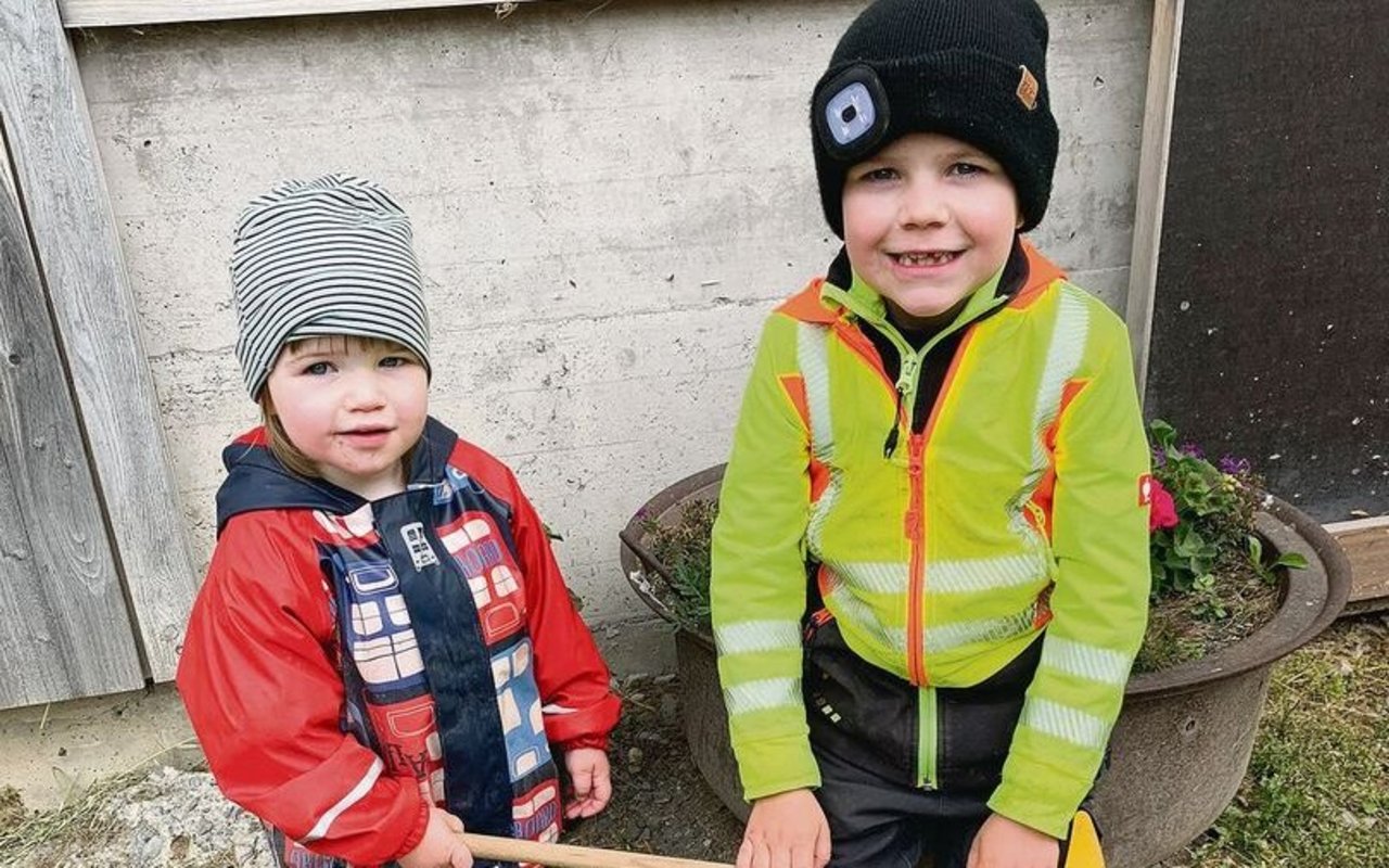 Anja (links) und Bruder Flurin sind immer am «Gscheren» – ihnen wird es auf der Alp nie langweilig.