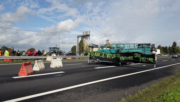 Französische Bauern wollen auf verschiedene Faktoren aufmerksam machen, die ihre Arbeit erschweren. (Bild FDSEA)