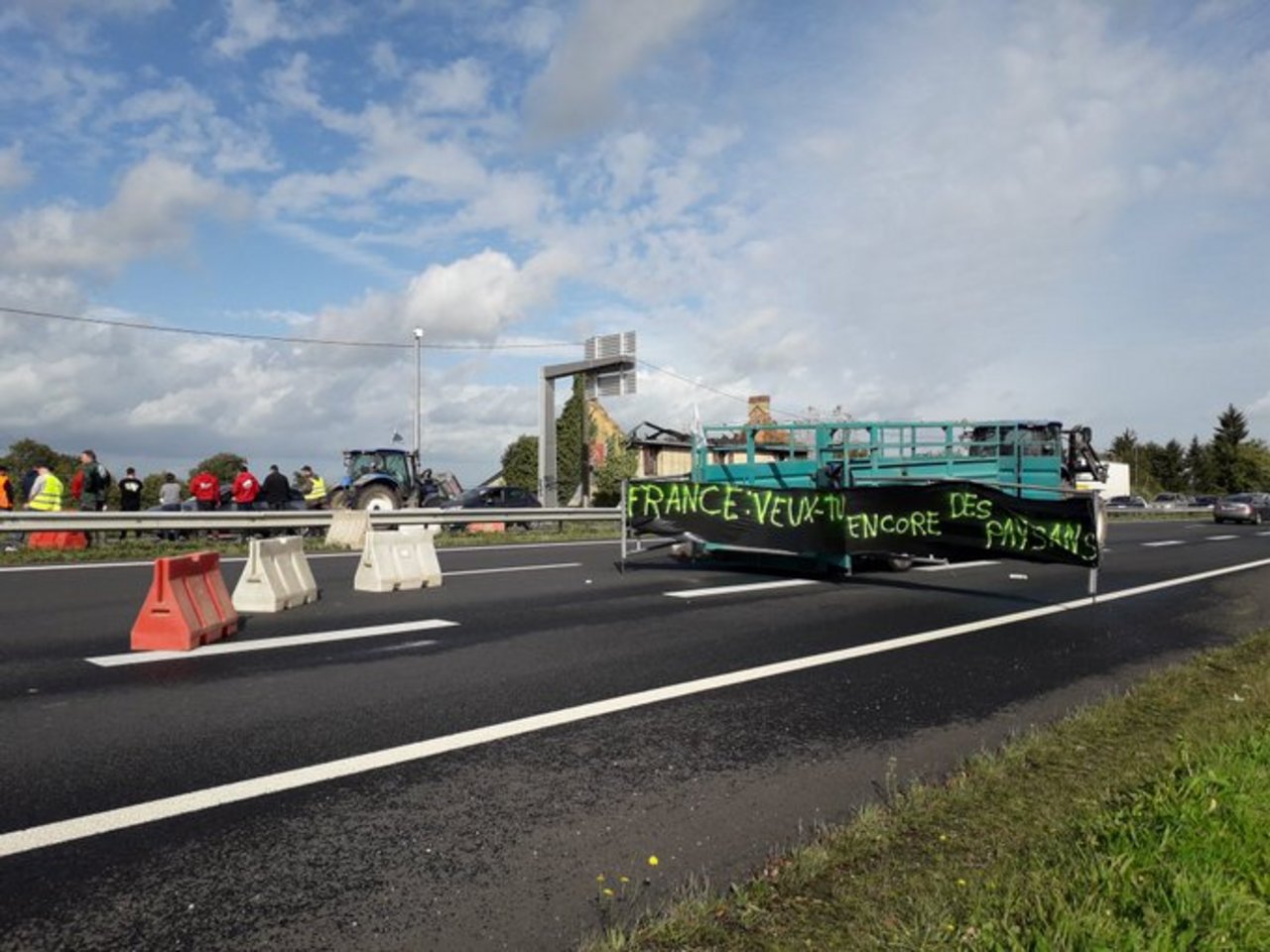 Französische Bauern wollen auf verschiedene Faktoren aufmerksam machen, die ihre Arbeit erschweren. (Bild FDSEA)