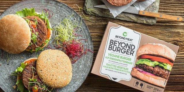 Der Beyond Burger von Beyond Meat erfreut sich beispielsweise grosser Beliebtheit. (Bild Coop)