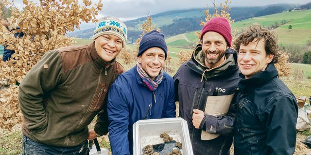 Das sind die glücklichen Trüffelpioniere vom Aargauer Jura, sie freuen sich mächtig an den Trüffeln aus ihrer Anlage. Von links: Riet Klainguti, Benedict Fornaro, Daniel Limacher, Andreas Müller.(Bild zVg)