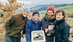 Das sind die glücklichen Trüffelpioniere vom Aargauer Jura, sie freuen sich mächtig an den Trüffeln aus ihrer Anlage. Von links: Riet Klainguti, Benedict Fornaro, Daniel Limacher, Andreas Müller.(Bild zVg)