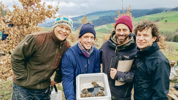 Das sind die glücklichen Trüffelpioniere vom Aargauer Jura, sie freuen sich mächtig an den Trüffeln aus ihrer Anlage. Von links: Riet Klainguti, Benedict Fornaro, Daniel Limacher, Andreas Müller.(Bild zVg)